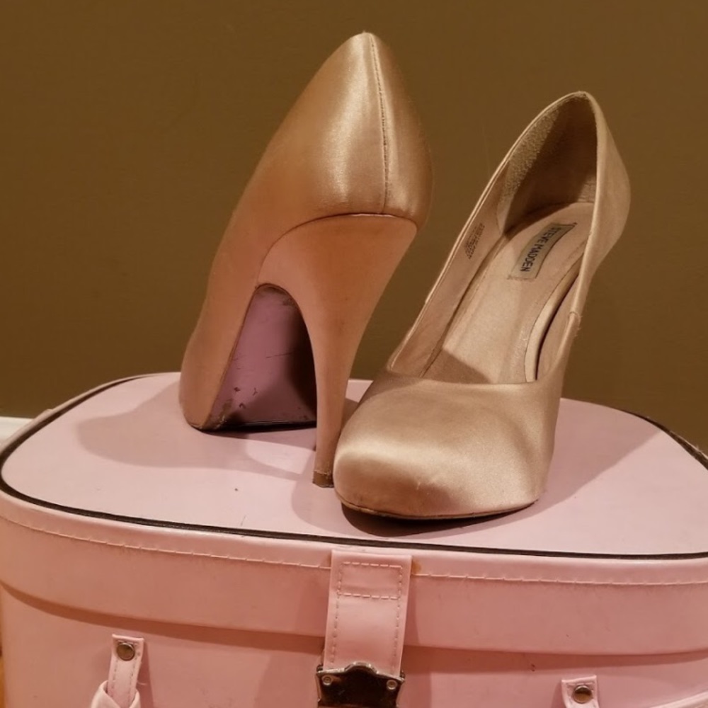 Beautiful Steve Madden Gold Satin Pumps